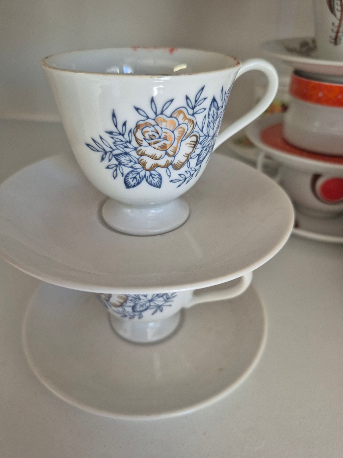 Vintage theekopje met schotel - Blauw en goud bloemmotief, Ophalen of Verzenden