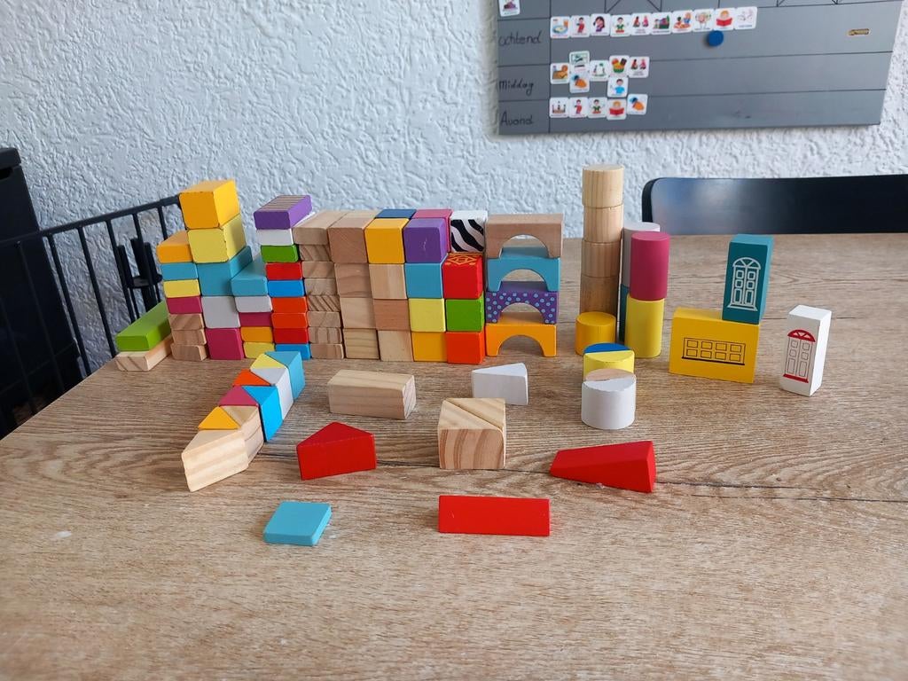 Ruim 100 houten blokjes in diverse kleuren en vormen, Ophalen, Gebruikt, Overige merken