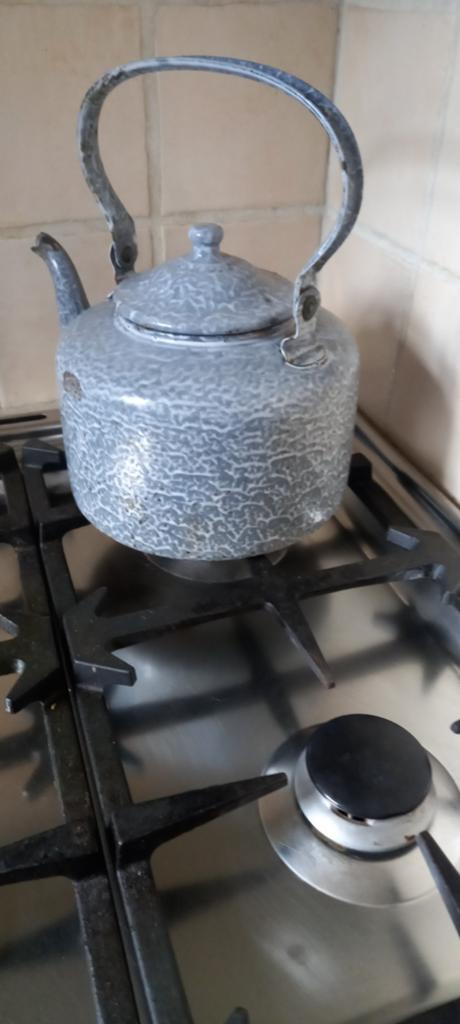 Te koop grijsgewolkte emaile ketel, Ophalen