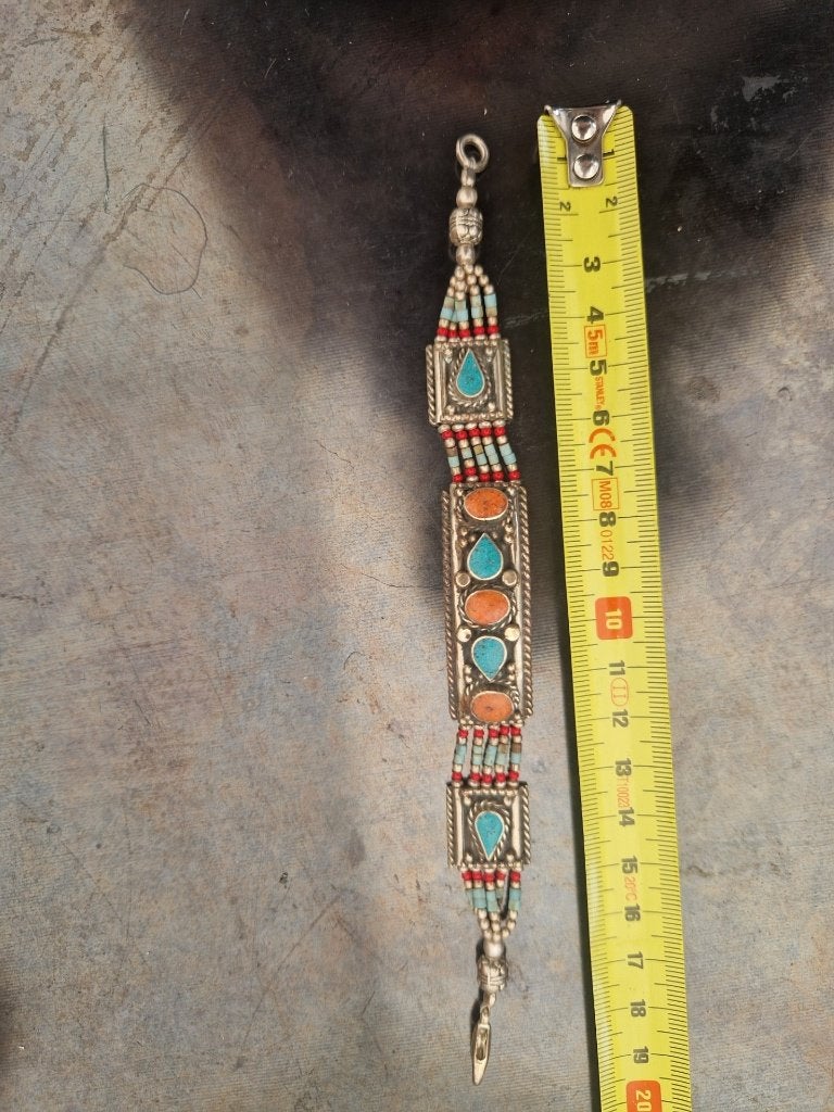 Tibetaanse zilveren armband met sponskoraal en turquoise.