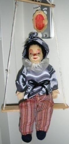 Nieuwe clownspop op schommel (handmade), Ophalen, Nieuw, Pop