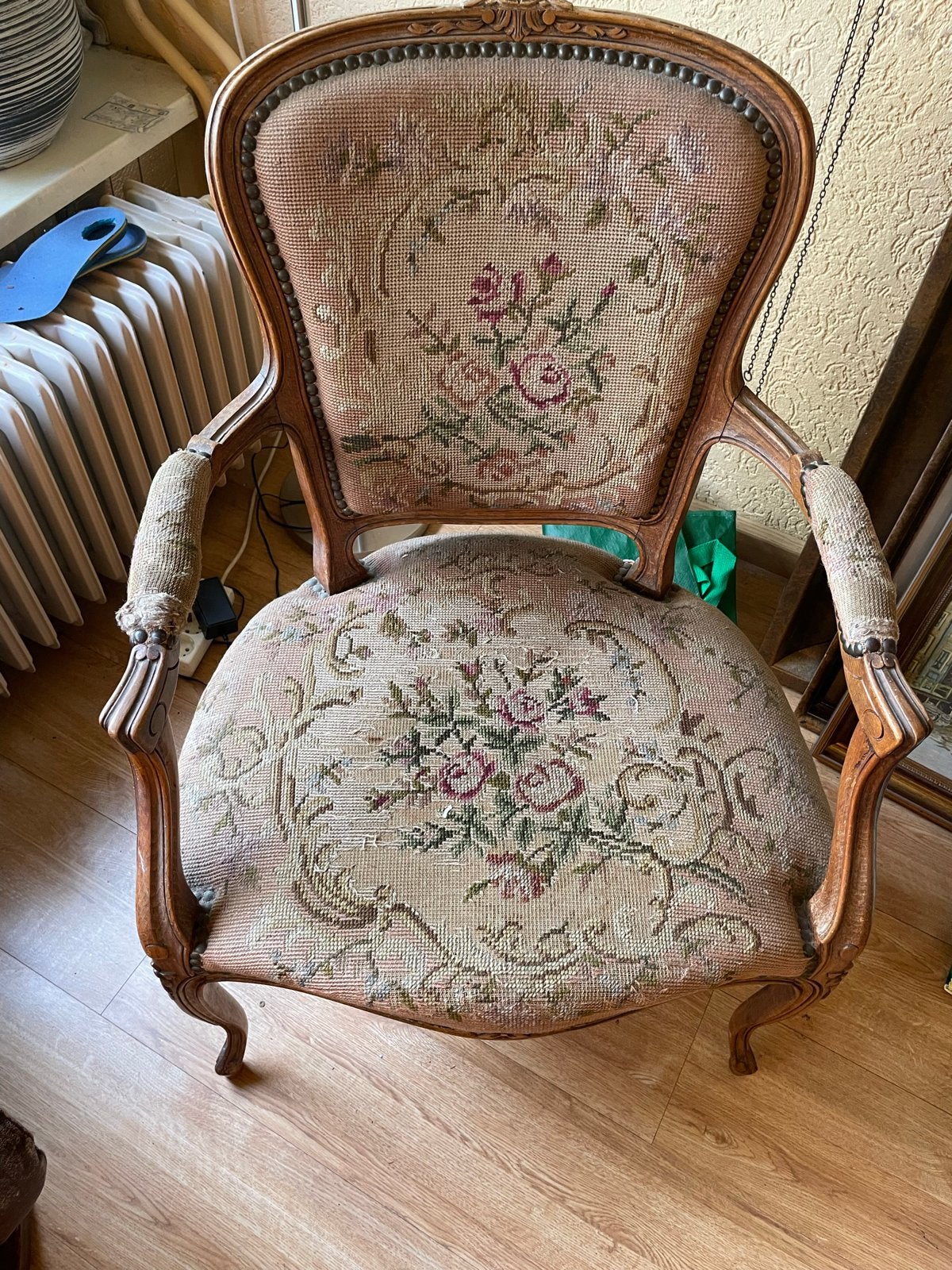 Vintage Franse Louis XVGegraveerde Houten Naaldpunt Fauteuil, Ophalen
