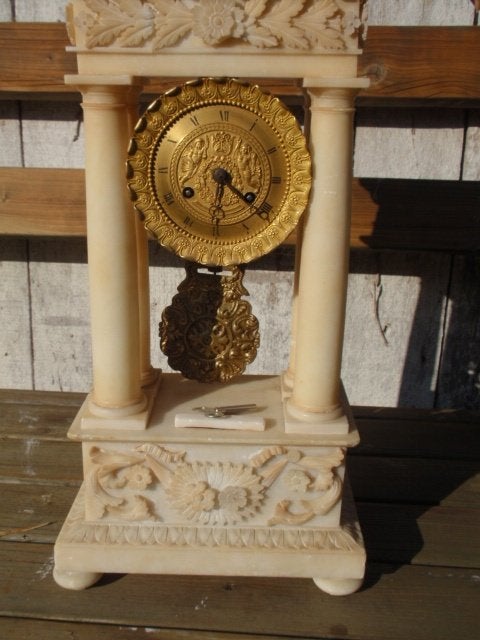 Albasten kolom pendule, Ophalen