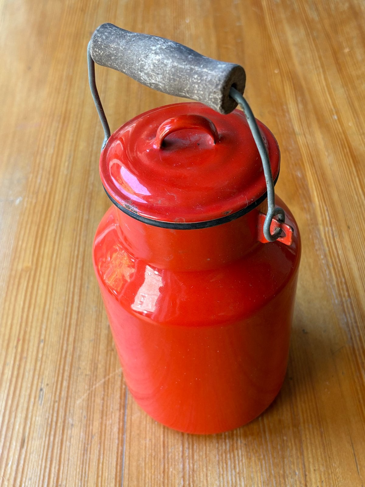 Vintage rode geëmailleerde melkbus met houten handvat, Ophalen of Verzenden