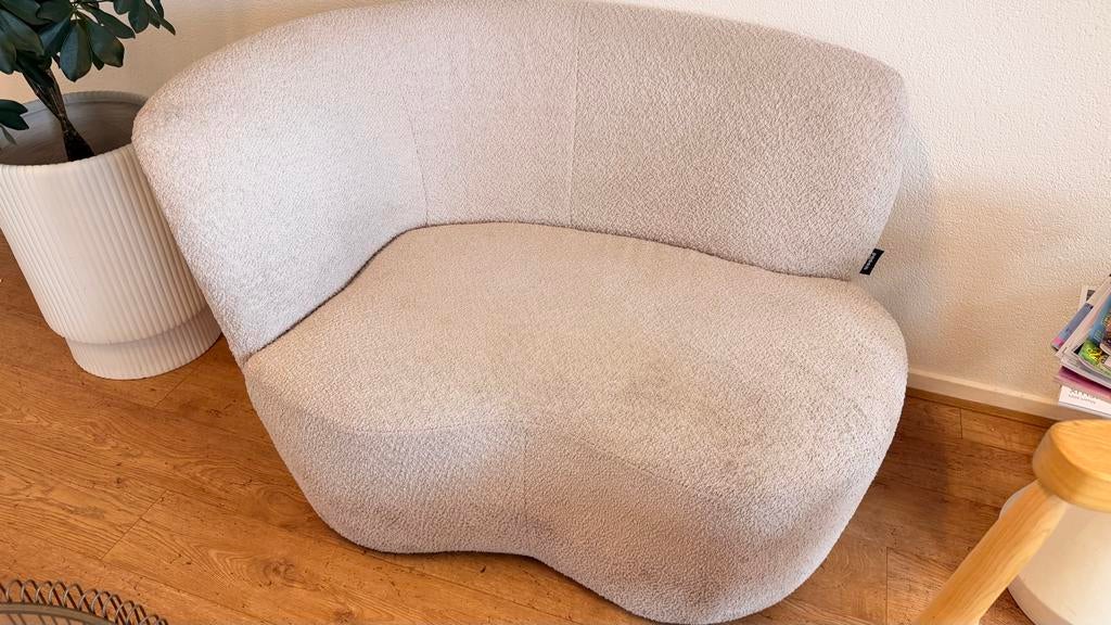 WOOOD fauteuil Stone crème bouclé stof met leuning links, Huis en Inrichting, Fauteuils, Ophalen, Zo goed als nieuw, Stof, 75 tot 100 cm