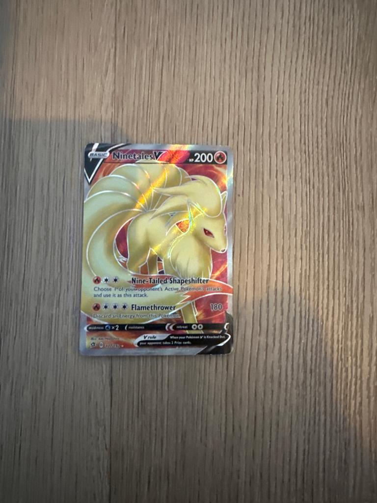 Pokémon kaart Ninetales V - Zeldzaam en in topconditie!, Ophalen of Verzenden, Zo goed als nieuw, Losse kaart, Foil