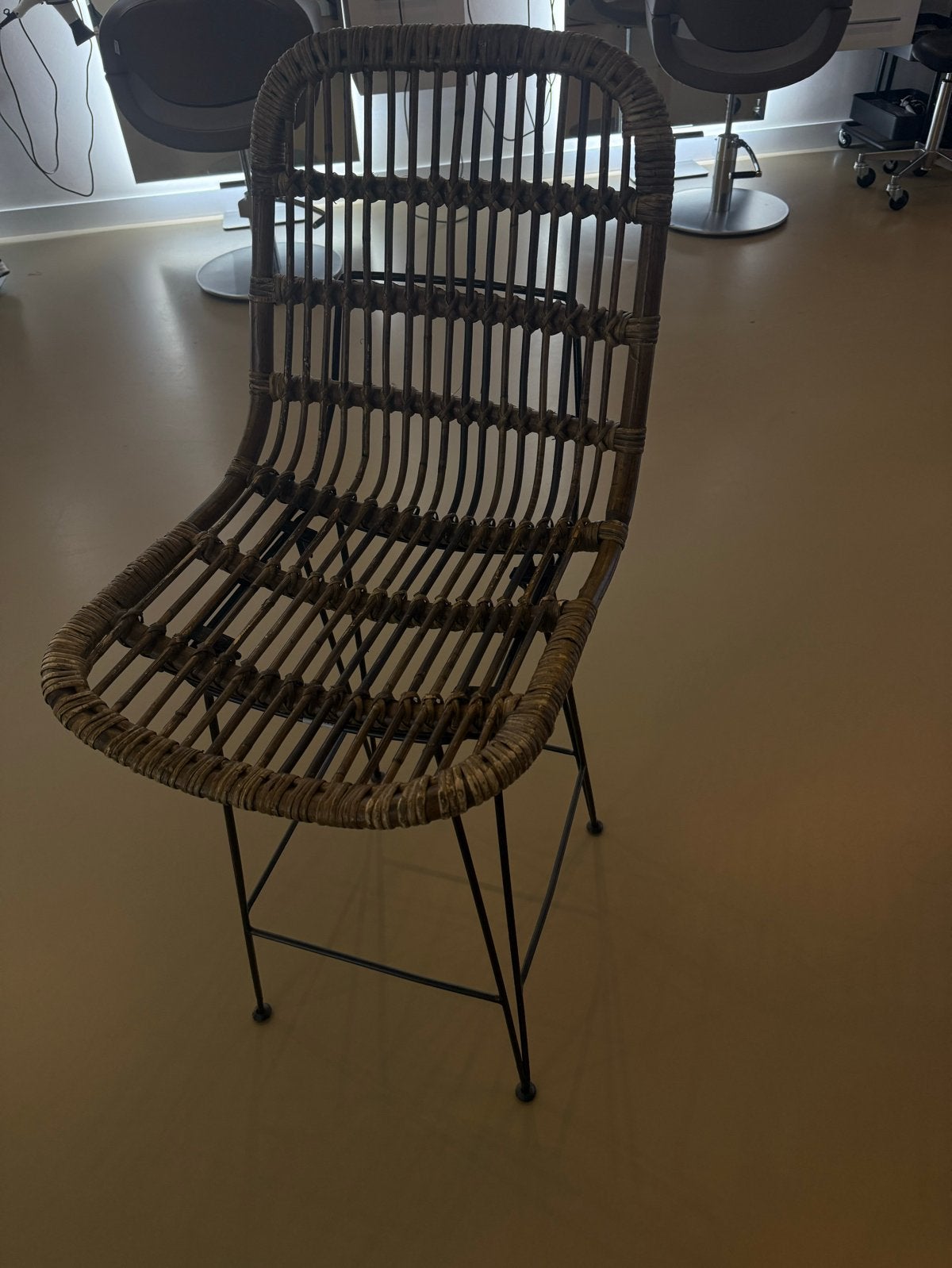 Rotan stoel met metalen onderstel 2x, Ophalen, Gebruikt, Bruin, Riet of Rotan