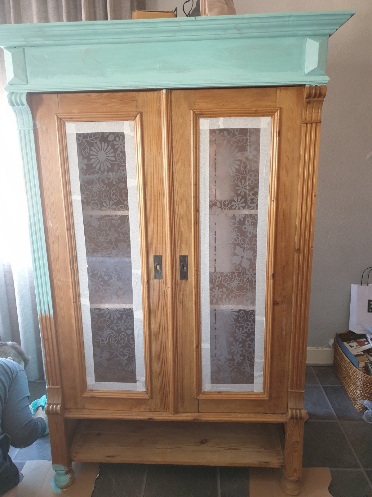 Vintage Grenen Vitrinekast - Annie Sloan Turquoise - €250, Gebruikt, 150 tot 200 cm, 25 tot 50 cm, 50 tot 100 cm