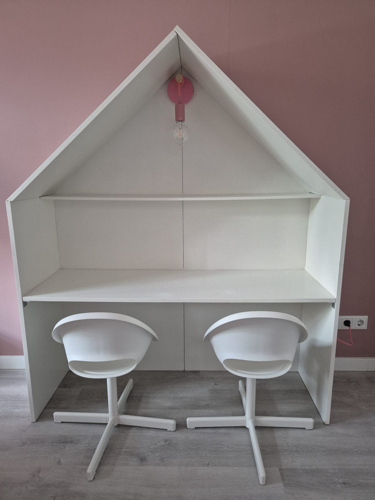 Bureauhuisje met opbergruimte en 2 stoelen, Ophalen, Opbergruimte, Kinderbureau, Zo goed als nieuw