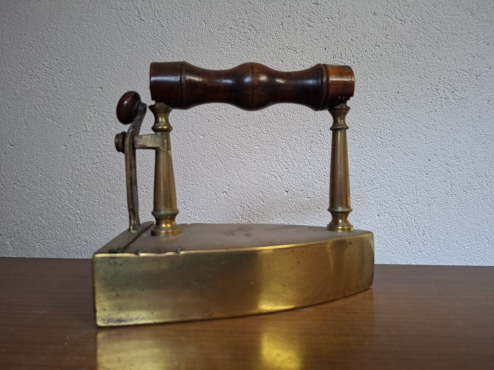 Mooi antiek strijkijzer, Ophalen
