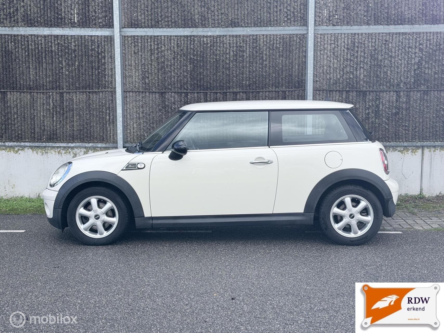 Mini 3-Deurs 1.6 One MINIMALIST Business Line NAP/NWE KOPPEL, Voorwielaandrijving, 4 cilinders, 4 stoelen, Wit