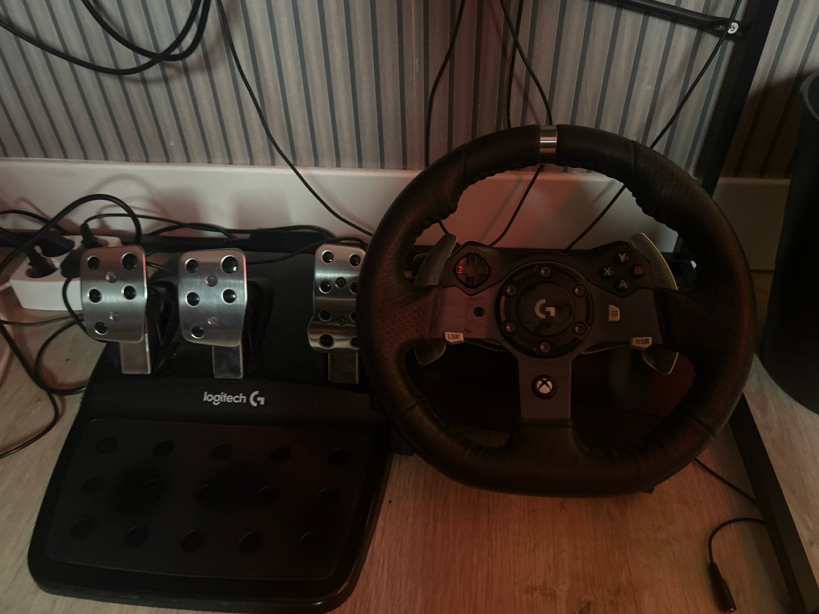 Logitech G920 Racestuur met pedalen voor Xbox en PC, Racestuur, Gebruikt, Xbox, Force feedback
