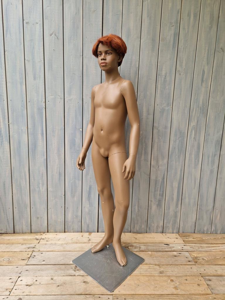oude etalagepop donkere jongen 152 cm paspop, Verzamelen, Poppen, Ophalen, Gebruikt, Pop