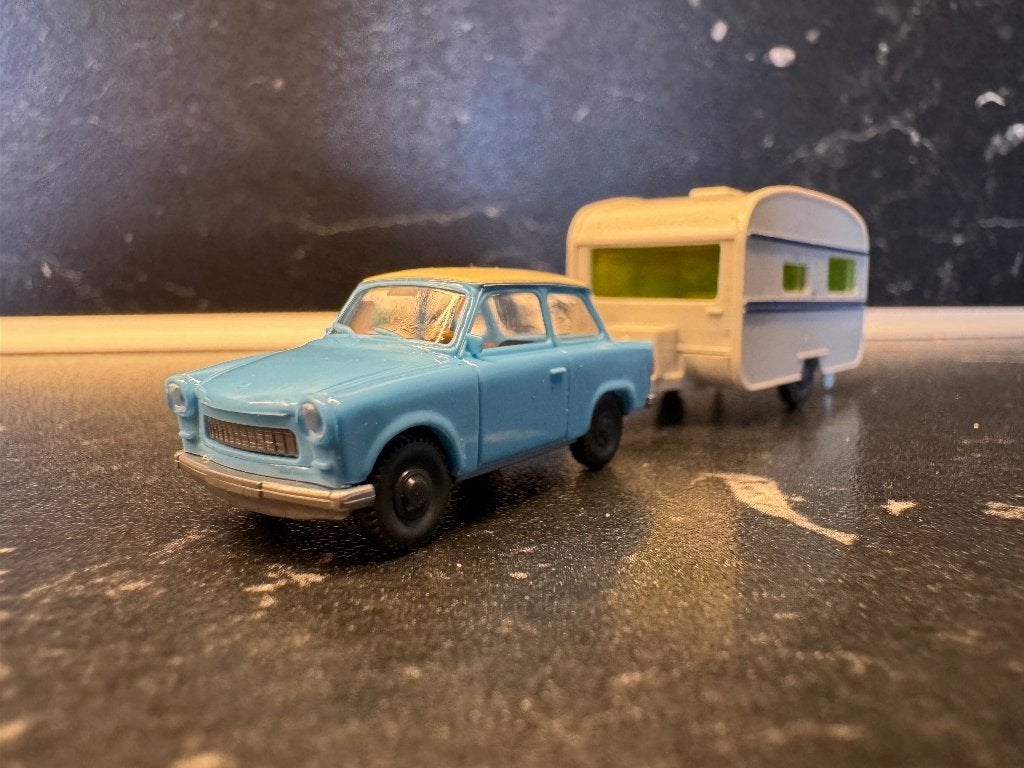 Classic-0221: met Trabant 601s limousine [1957] op vakantie, Hobby en Vrije tijd, Modelauto's | 1:87, Gebruikt, Bus of Vrachtwagen