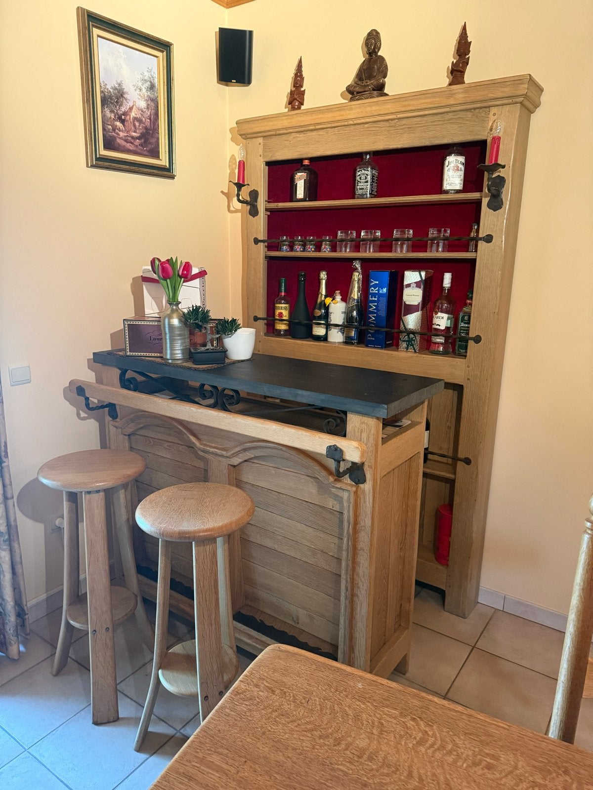 Rustieke eiken bar met  toog , barstoelen en wandkast., Huis en Inrichting, Barren, Ophalen, Zo goed als nieuw, Inclusief barstoelen