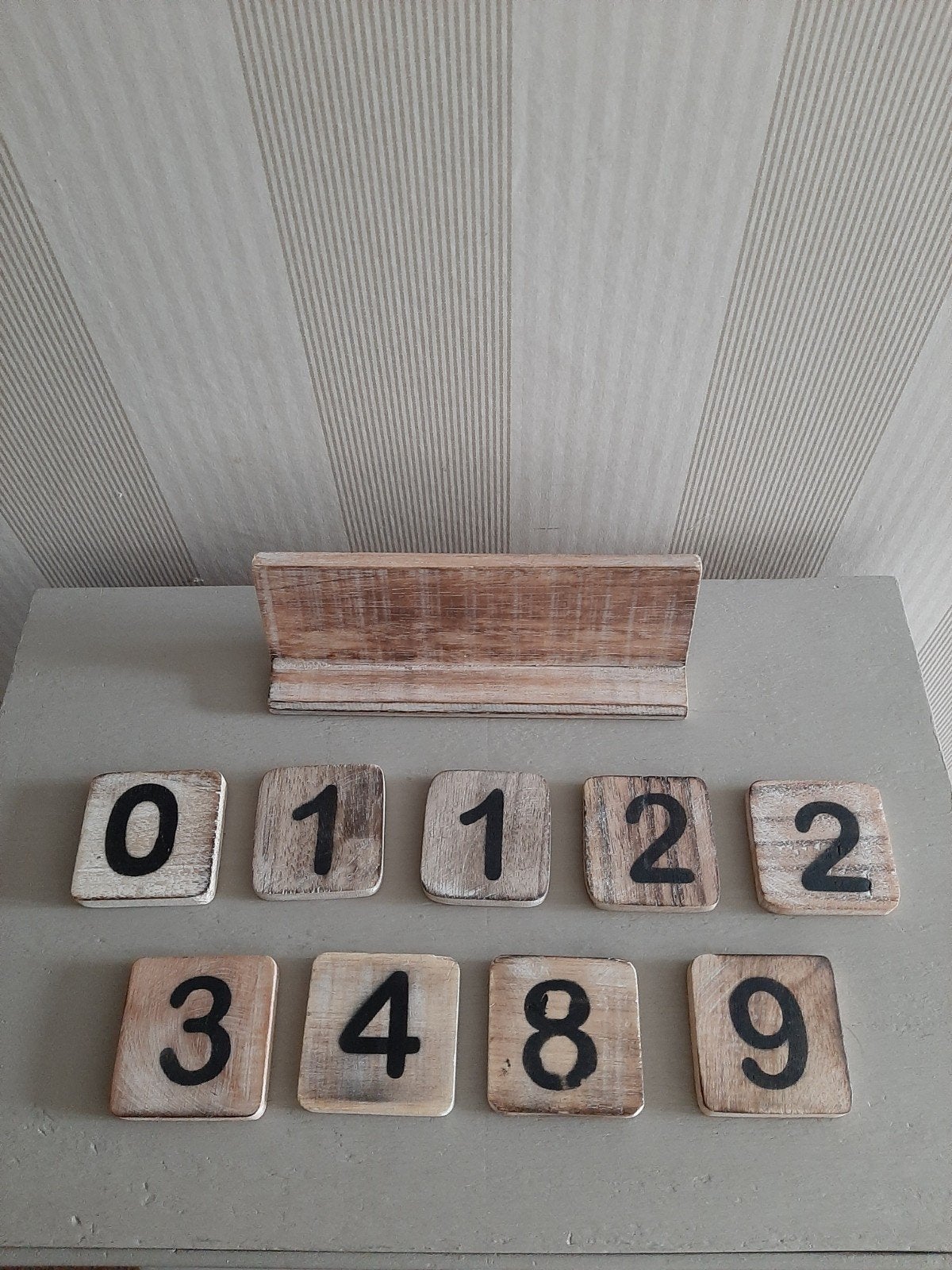 Houten tegels met cijfers en plankje als nieuw!, Ophalen of Verzenden, Zo goed als nieuw, Bruin, Hout
