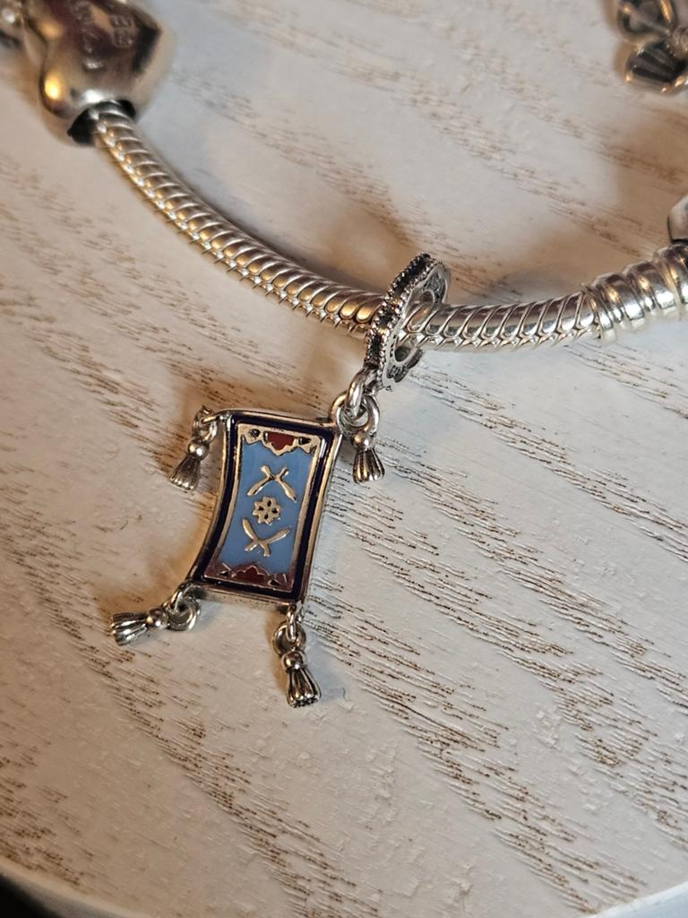 Pandora bedel Vliegend Tapijt Aladdin - Gedragen, Sieraden, Tassen en Uiterlijk, Bedels, Gebruikt, Pandora, Ophalen of Verzenden