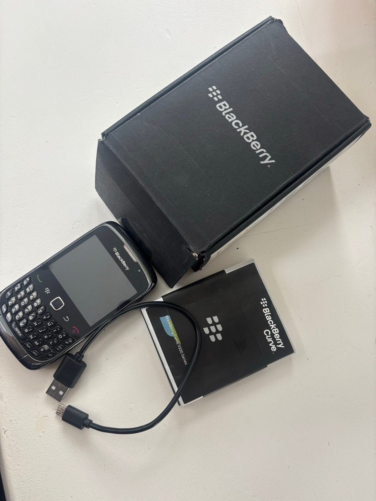 BlackBerry Curve 9300 zwart met oplader, Telecommunicatie, Mobiele telefoons | Blackberry, Ophalen, Gebruikt, Zwart, Minder dan 3 megapixel