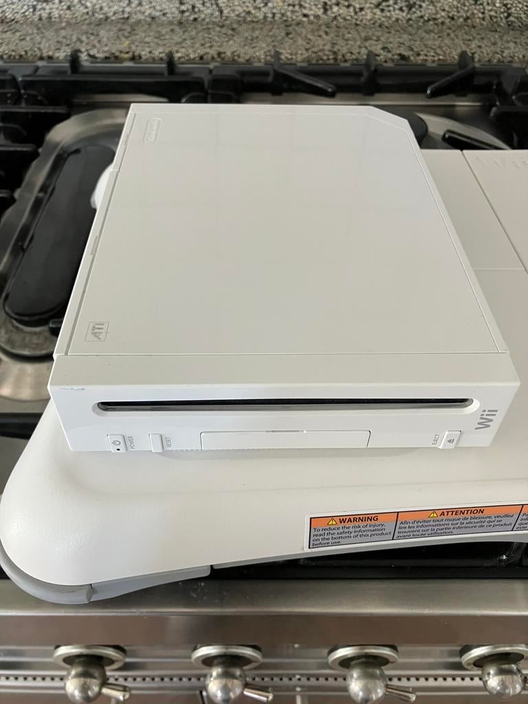 Wii console met 5 spellen, Spelcomputers en Games, Spelcomputers | Nintendo Wii, Zo goed als nieuw, Met 2 controllers, Ophalen
