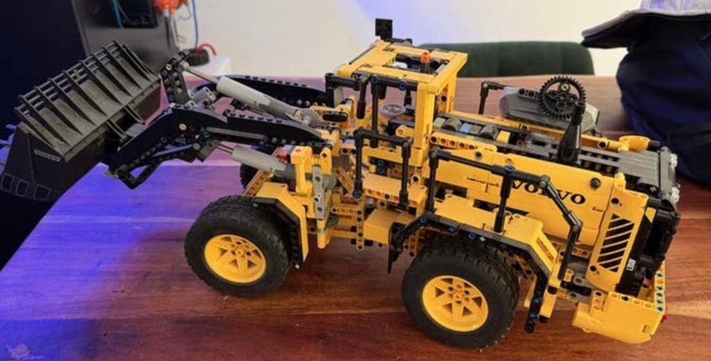 LEGO Technic 42030 Volvo L350F Wheel Loader +Power Functions, Ophalen of Verzenden, Zo goed als nieuw