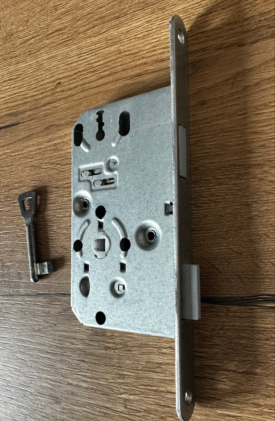 Insteekslot met sleutel, 78mm diep, 21cm boorgatafstand, Ophalen of Verzenden, Zo goed als nieuw, IJzer, Slot
