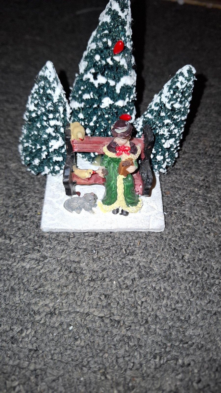 Kerstdorp poppetje op bankje, Diversen, Kerst, Ophalen, Gebruikt