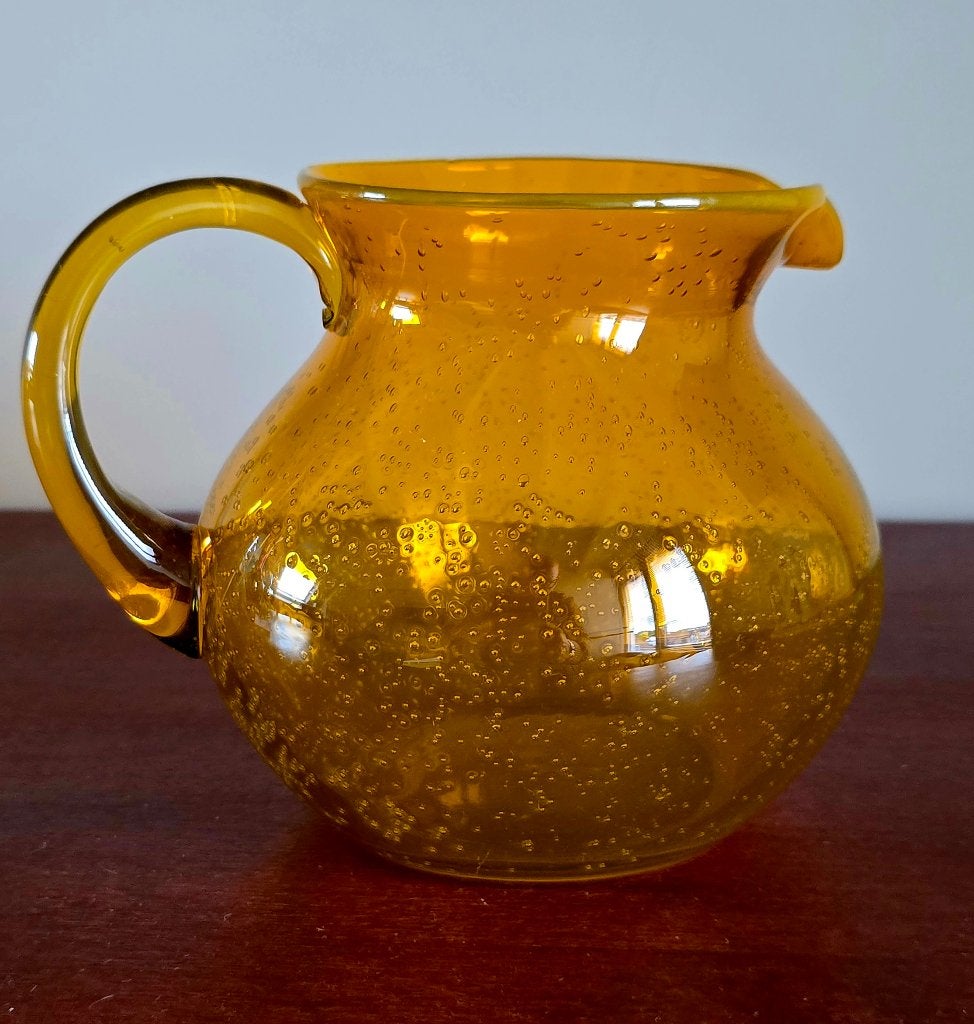 Vintage oranje handgeblazen glazen kan met een bubbelpatroon, Verzenden