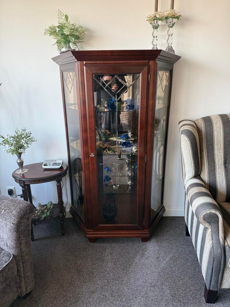 Elegante glazen vitrinekast met houten frame, Ophalen, 50 tot 100 cm, 150 tot 200 cm, 25 tot 50 cm