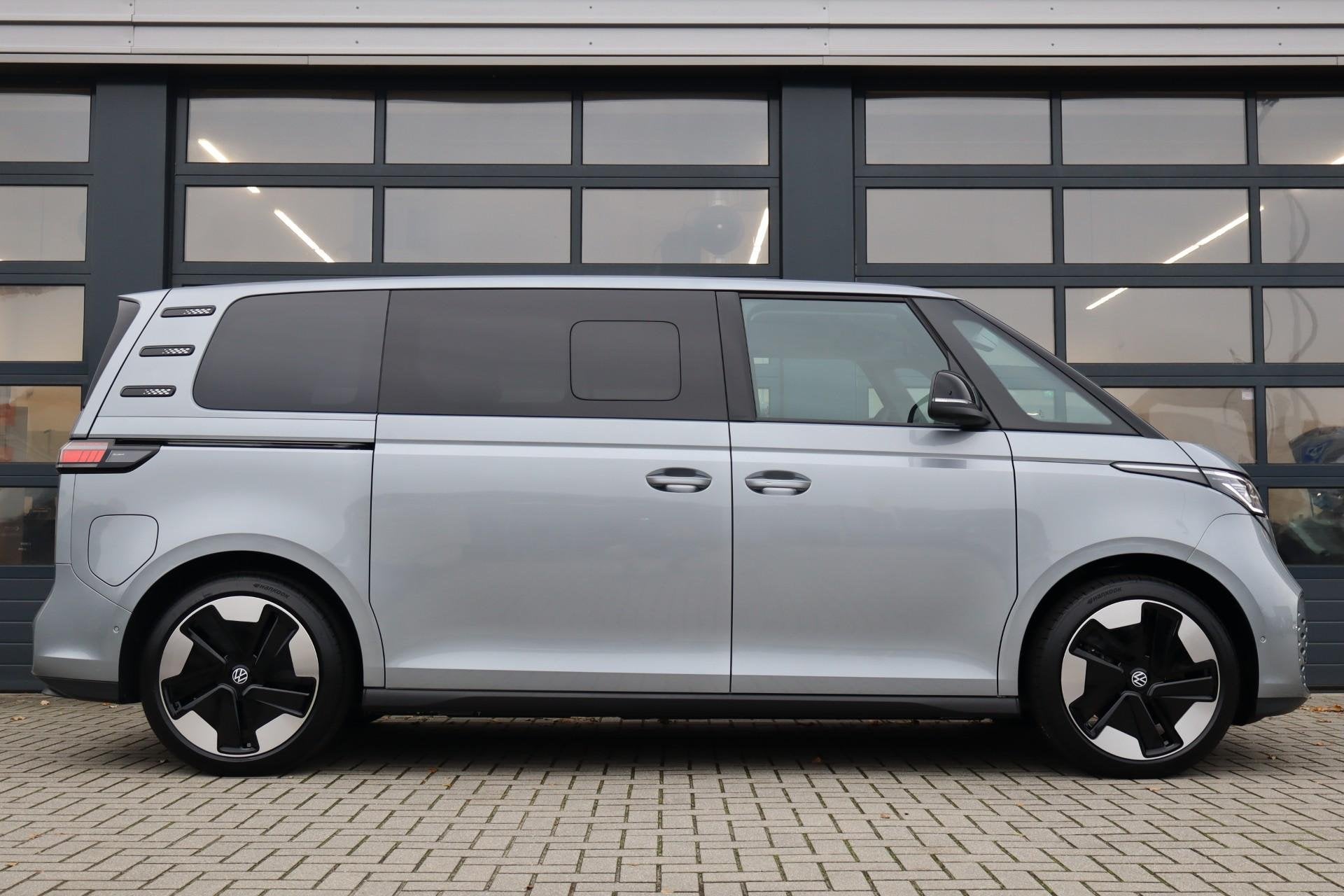 Volkswagen ID. Buzz Pro Bulli 286pk 86 kWh LWB 7p. | Velgen, Auto's, 12 maanden, Achterwielaandrijving, Zwart, 7 stoelen