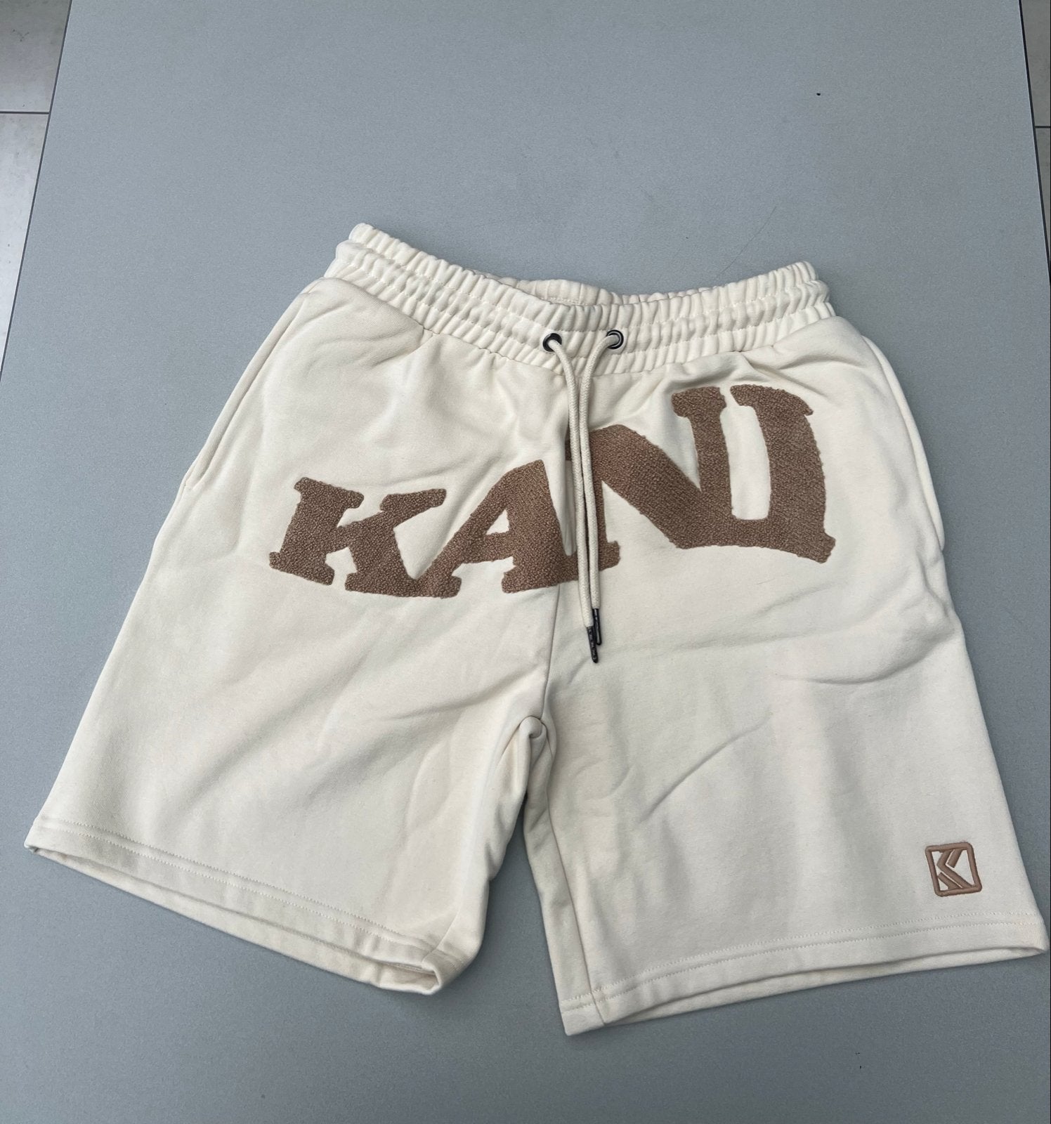Karl Kani Wavy Retro Sweatpants Shorts - Off White Maat M, Kleding | Heren, Ophalen of Verzenden, Nieuw, Maat 48/50 (M), Wit