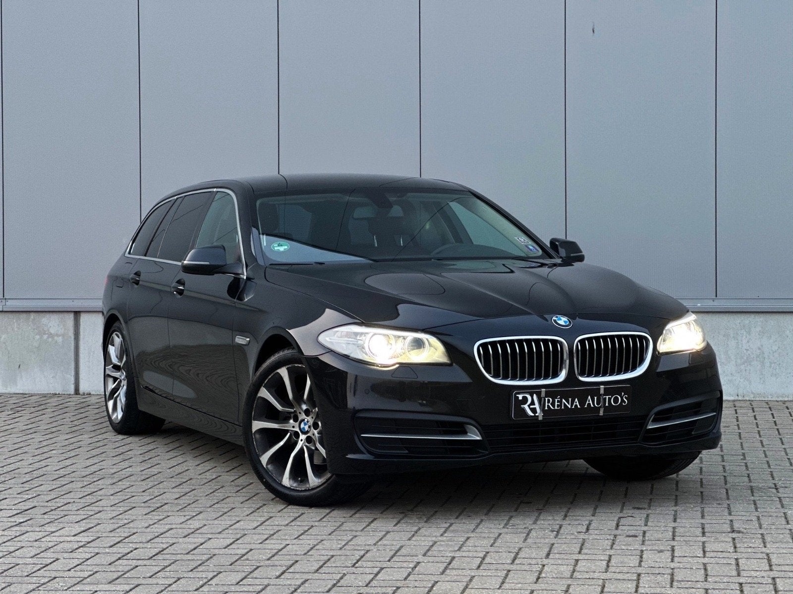 BMW 5-Serie 520I 135KW Touring Aut8 2016 Zwart, Auto's, Cruise Control, 4 cilinders, 2000 kg, Zwart