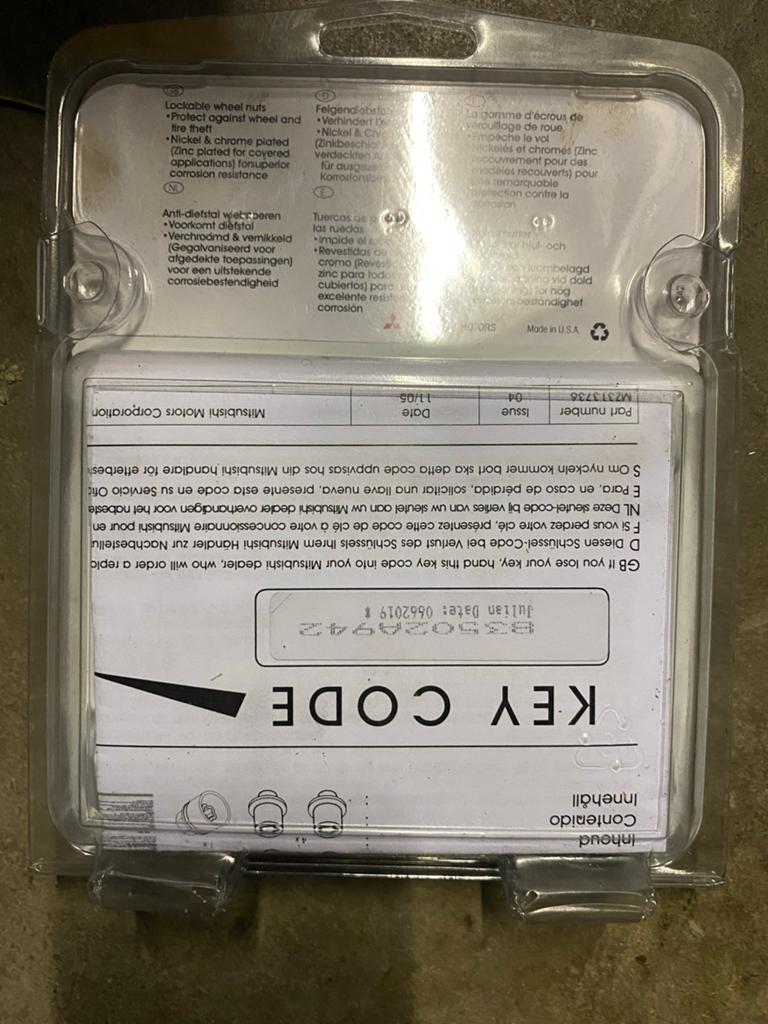 Originele Mitsubishi Lockable Wielmoeren (MZ313736), Ophalen, Gebruikt
