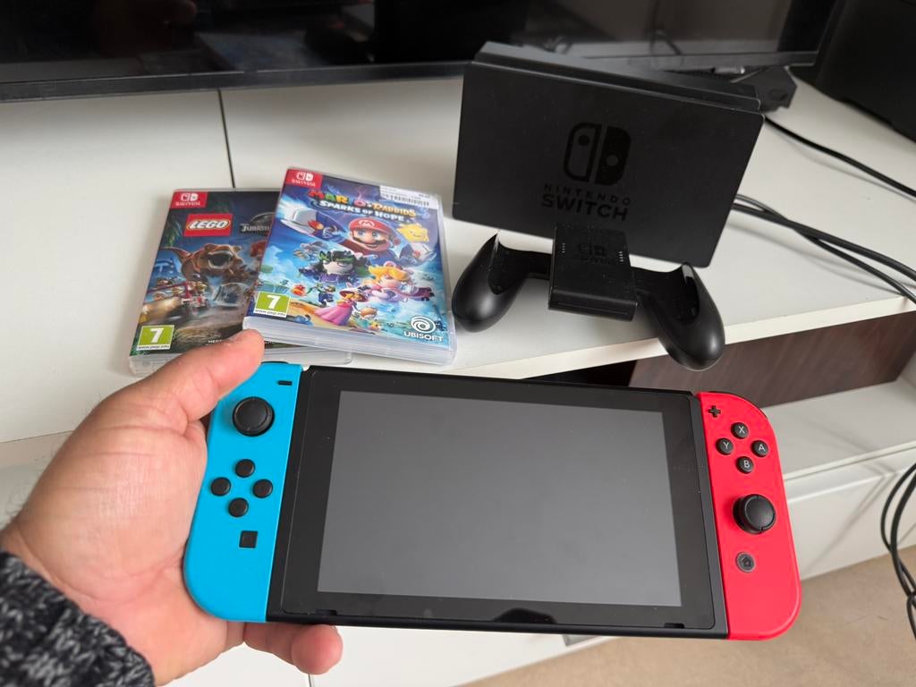 Nintendo Switch Console Set V2 - Blauw/Rood+2 top spelletjes, Spelcomputers en Games, Spelcomputers | Nintendo Switch, Ophalen