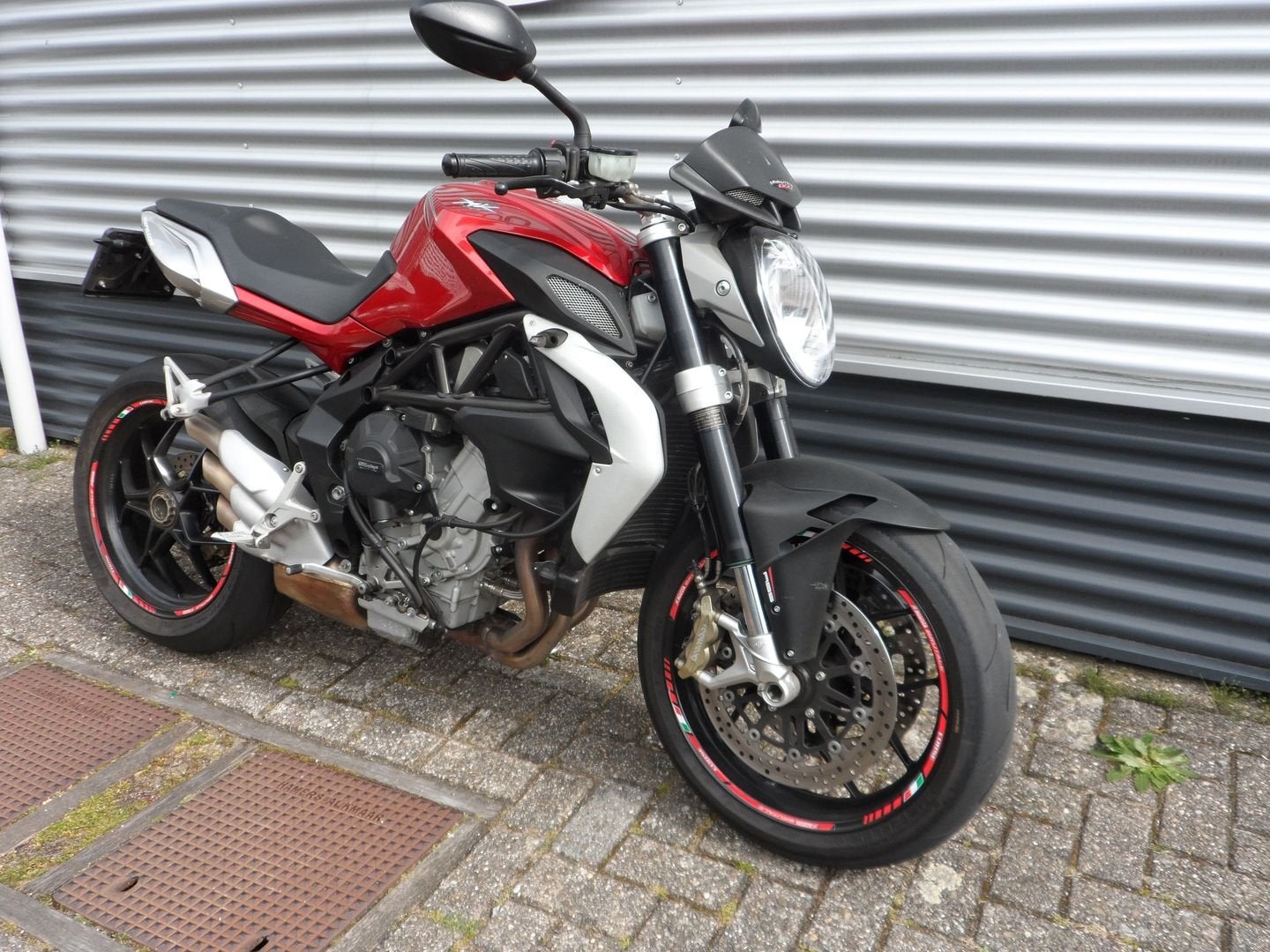 MV AGUSTA BRUTALE 800 - 2015, Meer dan 35 kW, Handgeschakeld, 798 cc, Naked bike