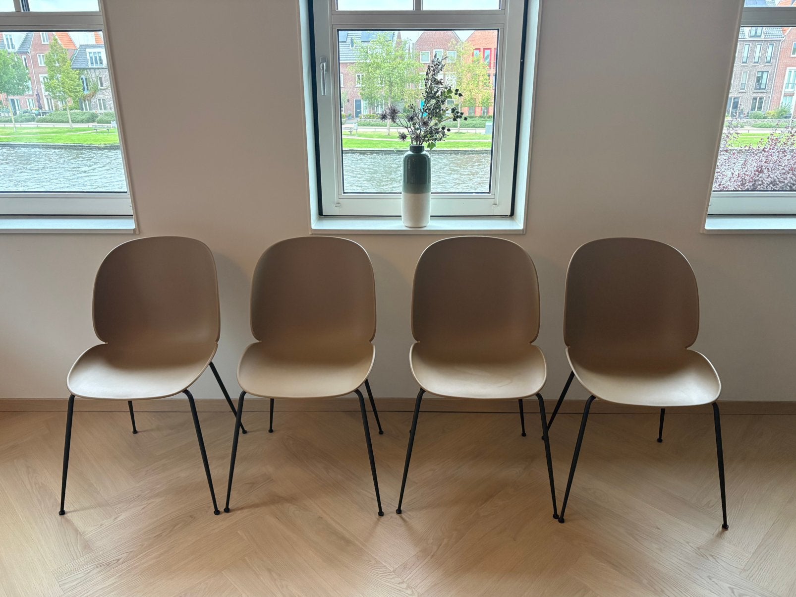 Eetkamerstoelen Gubi Beetle pebble brown, Ophalen, Zo goed als nieuw, Kunststof