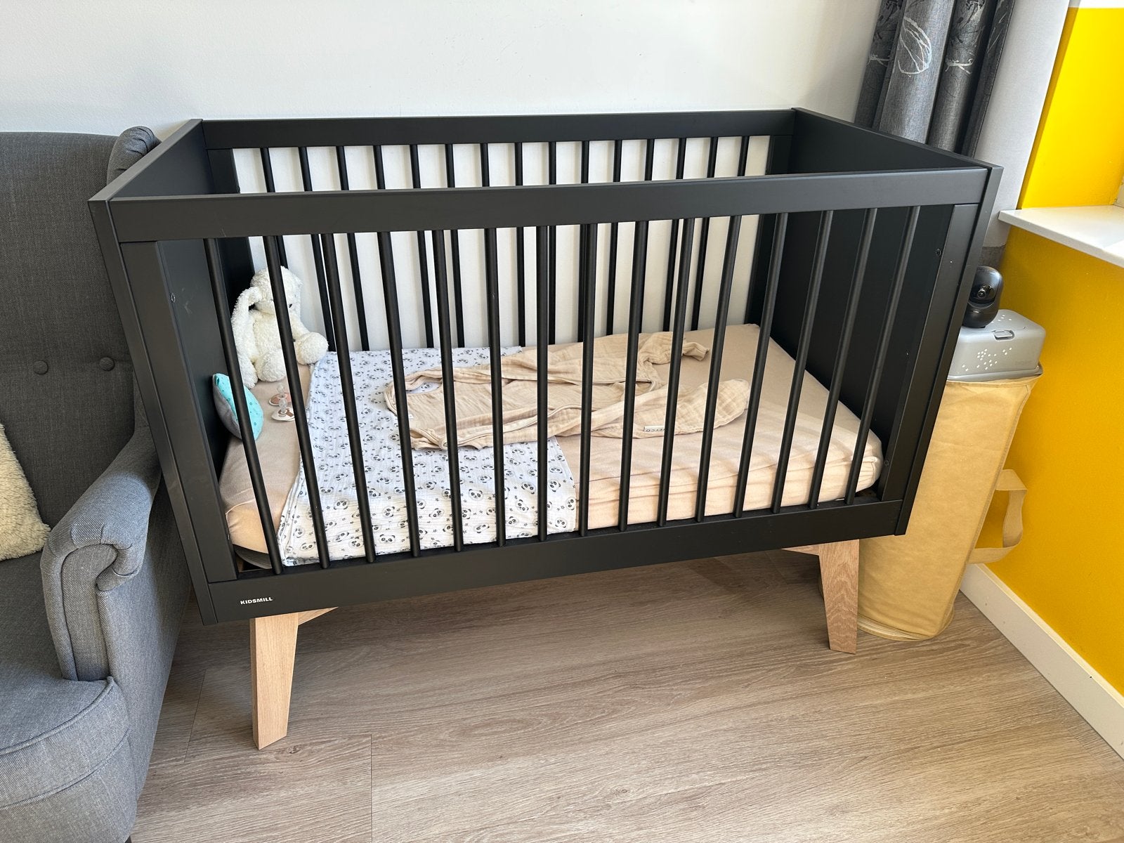 Kidsmill ledikant serie sixties zwart 120x60 met matras, Ophalen, Zo goed als nieuw, Minder dan 140 cm, Matras