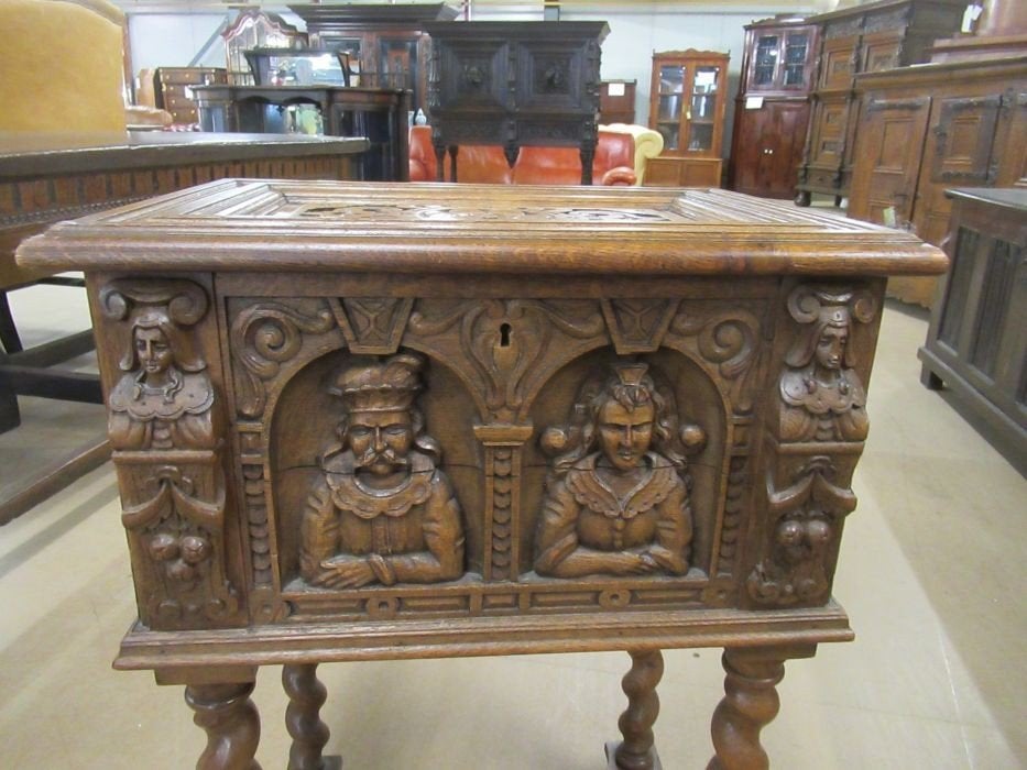 Oer 11066 antiek bijzettafeltje met snijwerk, Ophalen