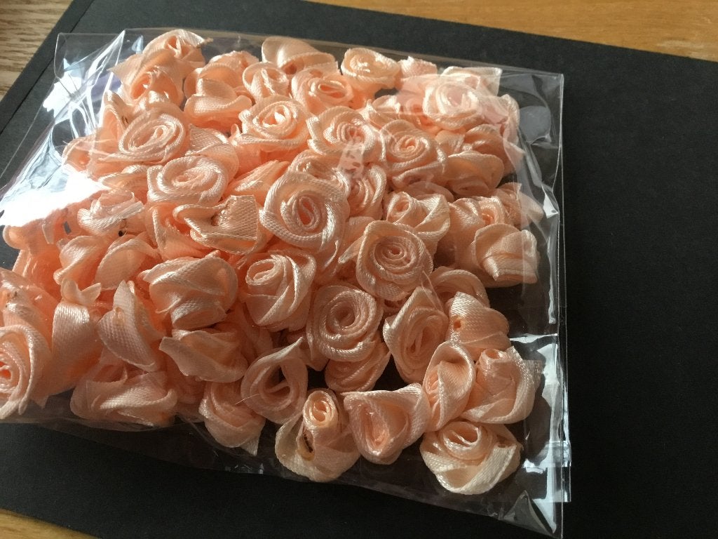 100 roosjes van satijnlint ongeveer 1,5cm zalmkleurig, Ophalen of Verzenden, Nieuw