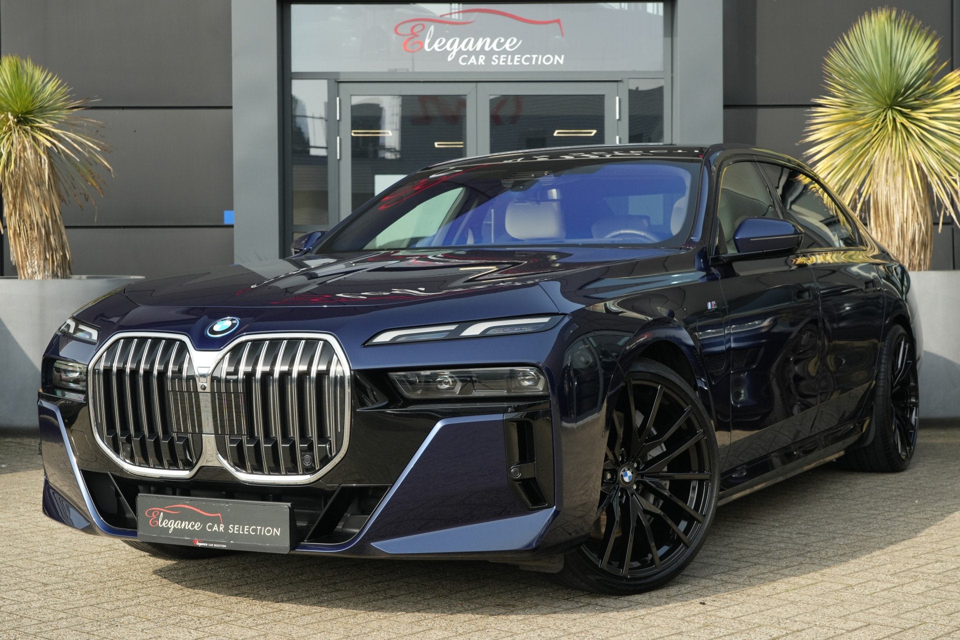 BMW 7 Serie 750e xDrive M Sport | 489PK | Exclusive Lounge |, Auto's, Automaat, Gebruikt, Beige, 2000 kg