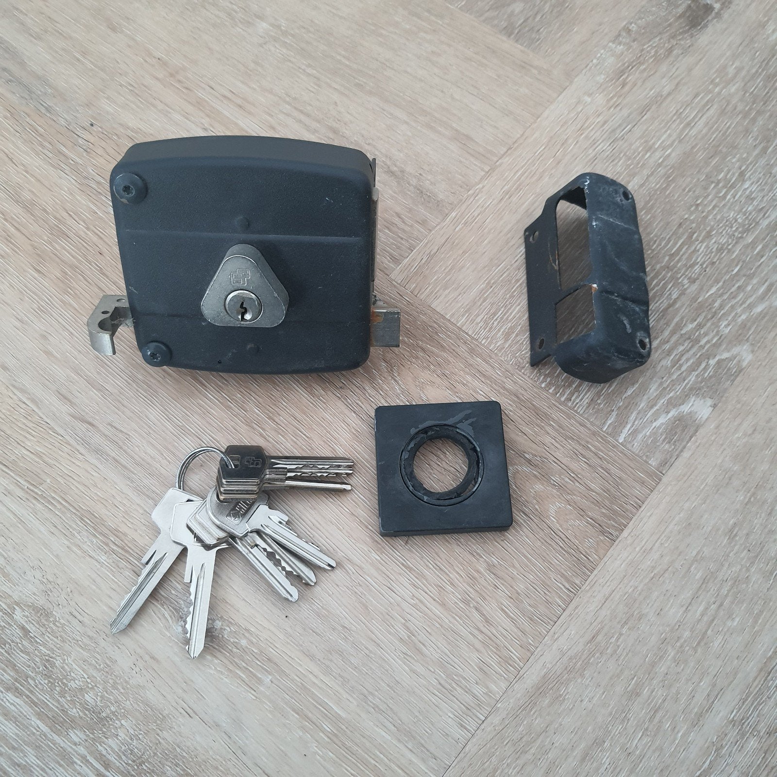 Oplegslot zwart met een hoop sleutels, Doe-het-zelf en Verbouw, Hang- en Sluitwerk, Ophalen, Zo goed als nieuw, Slot