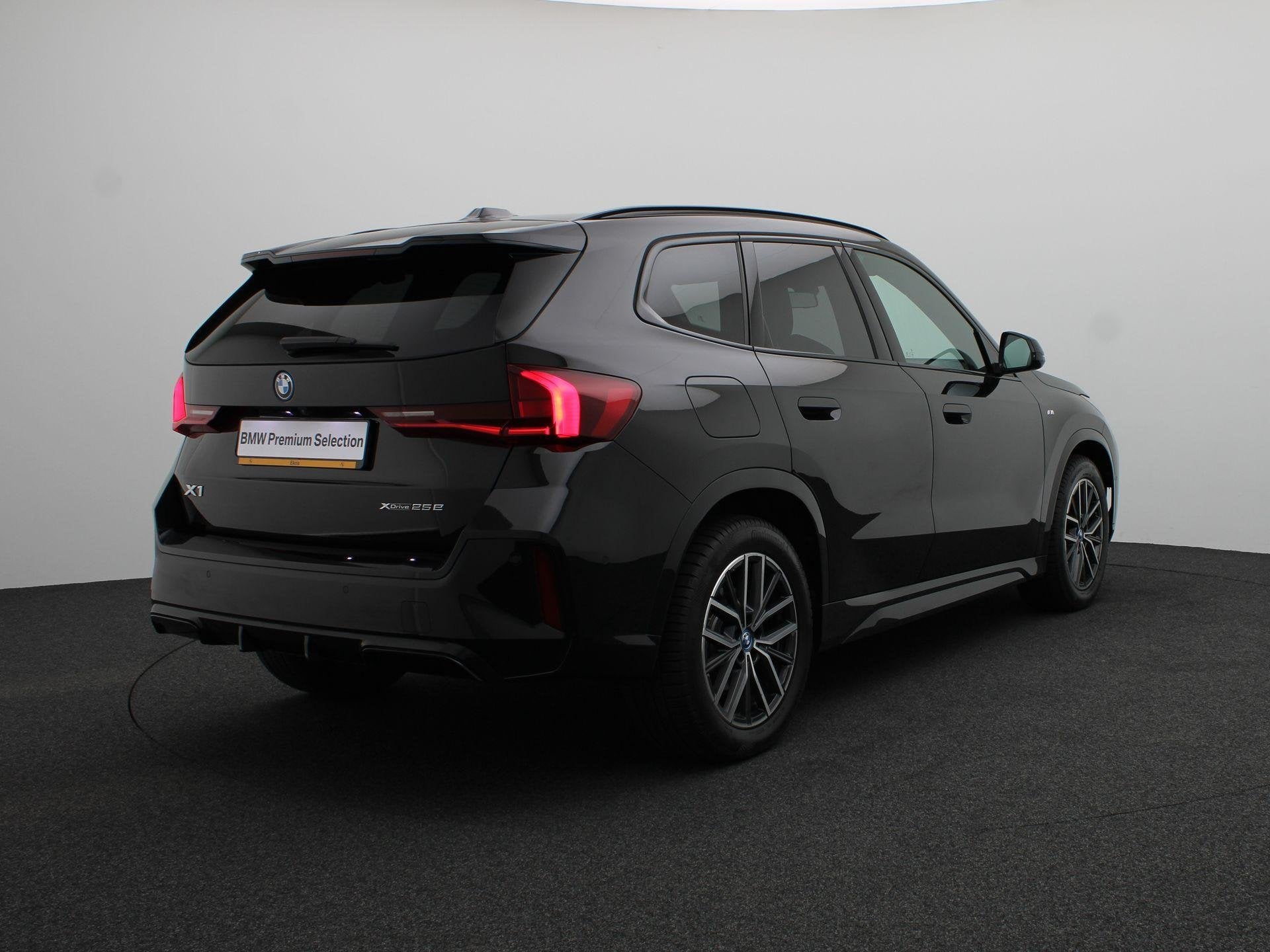 BMW X1 xDrive25e M Sportpakket | Travel Pack | Stuurwielrand, Auto's, 12 maanden, Stof, Gebruikt, Bedrijf