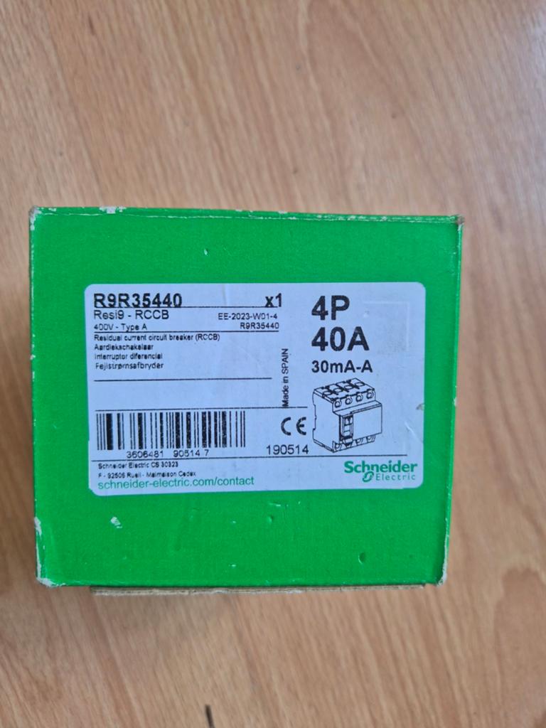 Schneider Electric Resi9 RCCB Aardlekschakelaar 4P 40A, Ophalen, Nieuw