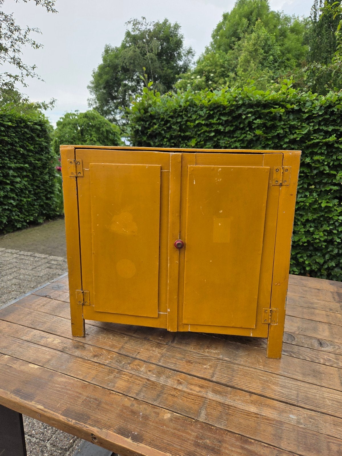 Retro oker geel kastje met schapjes en hangers, Ophalen