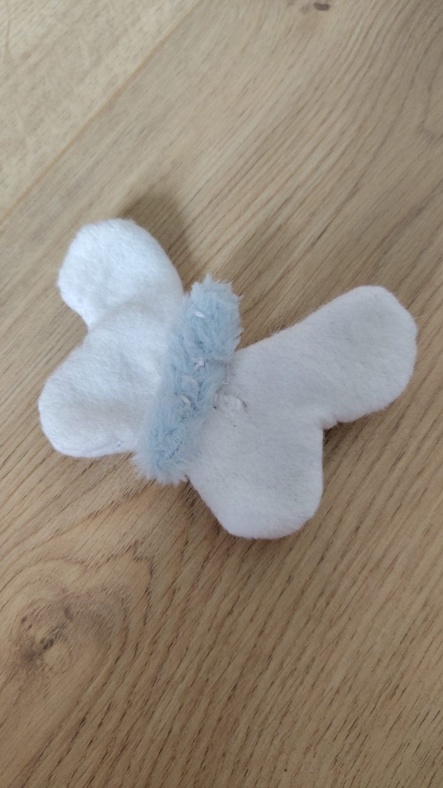 Schattige witte vlinder knuffel met blauw detail, Ophalen of Verzenden, Zo goed als nieuw, Overige typen, Klein (minder dan 20 cm)