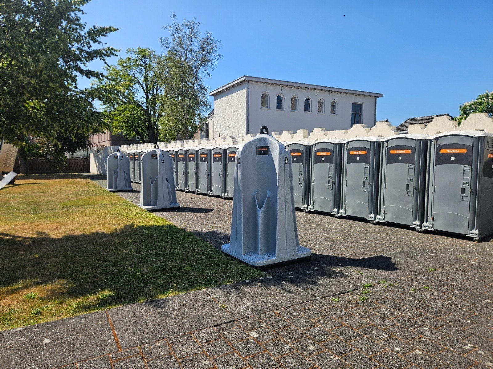 Te huur Plaskruis. Plaspaal plaszuil huren toiletwagen, Ophalen
