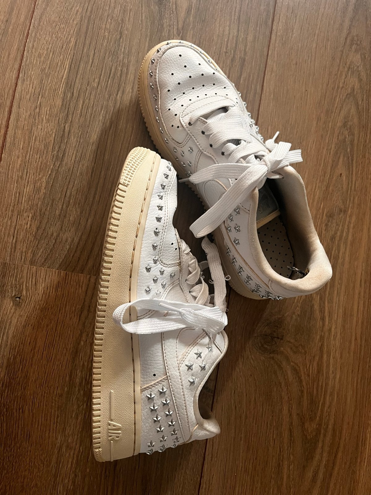Nike Air Force 1 met studs - Gedragen maat 39, Kleding | Dames, Schoenen, Ophalen of Verzenden, Gedragen, Wit, Sneakers of Gympen