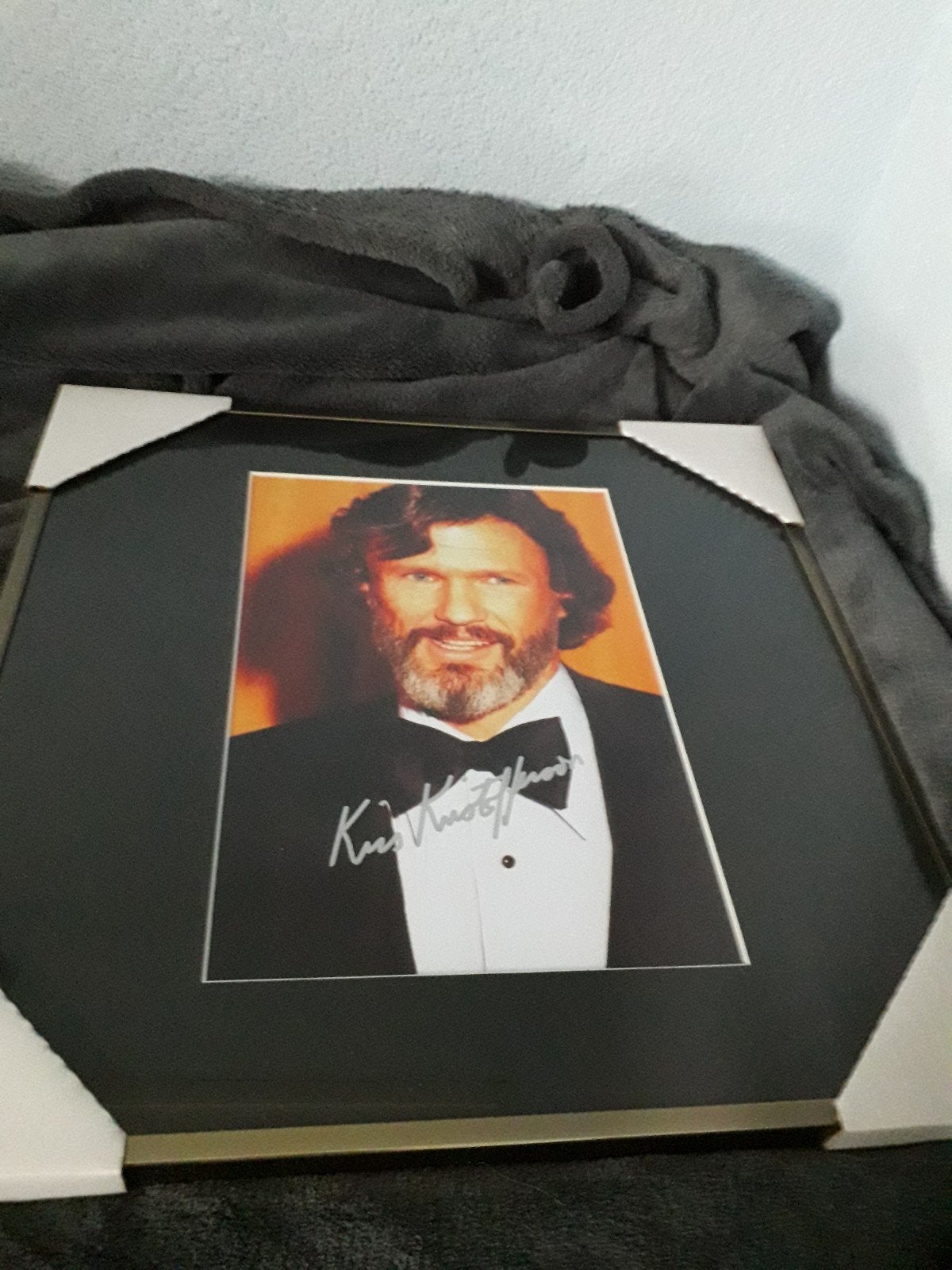 Gesigneerde foto Kris Kristofferson met COA, Ophalen, Zo goed als nieuw, Foto of Kaart