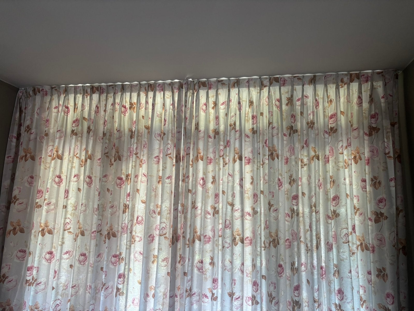 Gordijnen- lichtblauw met roze bloemen, Ophalen of Verzenden