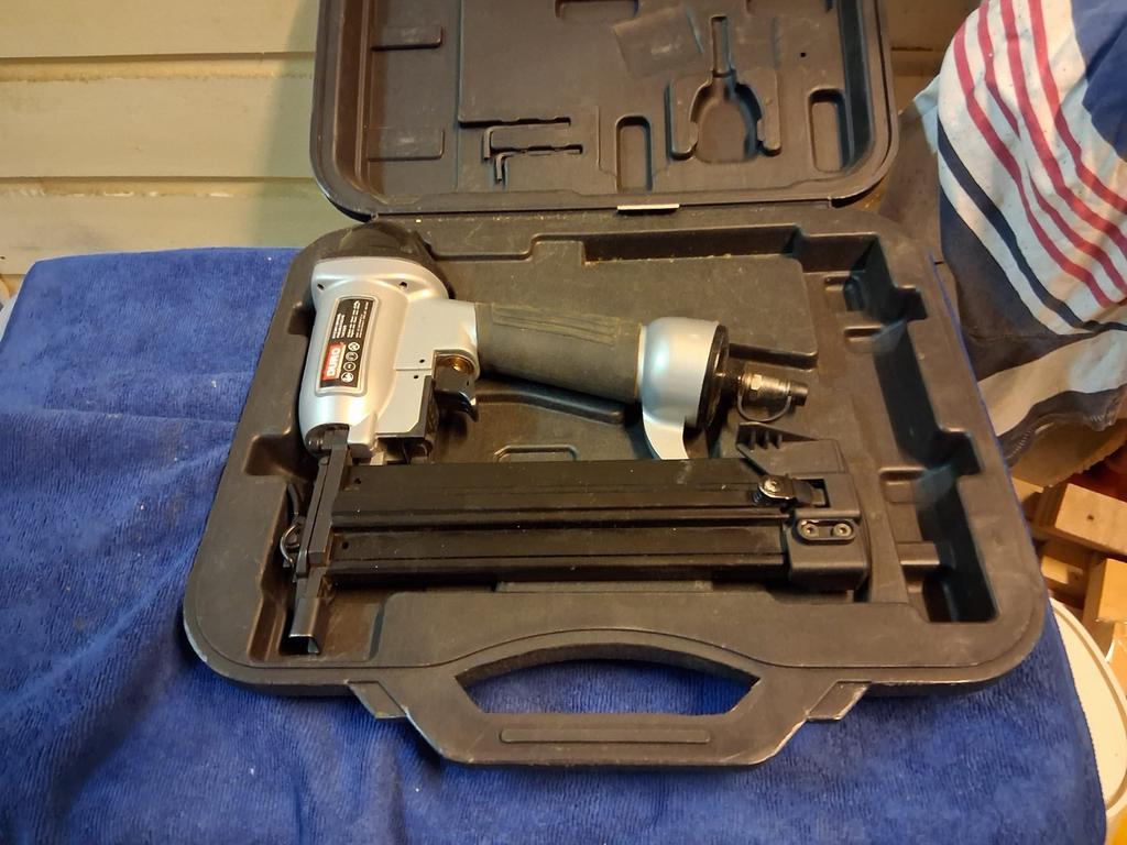 Duro Pneumatische Tackermachine in Koffer, Doe-het-zelf en Verbouw, Gereedschap | Handgereedschap, Ophalen, Gebruikt