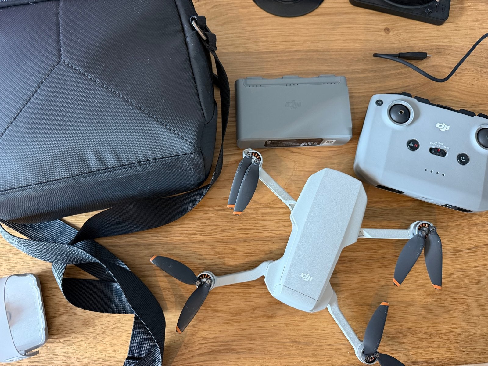 DJI Mini 2 SE Fly More Combo - Zo goed als nieuw, 30 tot 45 minuten, Cameradrone, Extra accu('s), 5 tot 10 kilometer